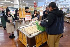 商品をＰＲする帯広農業高校生ら