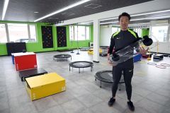 ミニトランポリンやジャンプボックスなどが並ぶ広々とした室内
