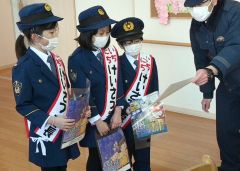特殊詐欺や交通事故防止を呼び掛ける（左から）柏葉さん、北藤さん、田中さん