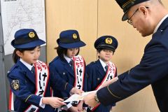 兼平署長（右）から委嘱状を受け取る（左から）柏葉さん、北藤さん、田中さん