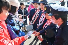 交通事故防止を呼び掛ける「一日警察署長」の３人