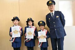 広尾署の「一日警察署長」に委嘱された柏葉さん、北藤さん、田中さん。右は兼平署長