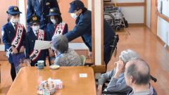 特殊詐欺や交通事故防止を呼び掛ける一日警察署長の３人