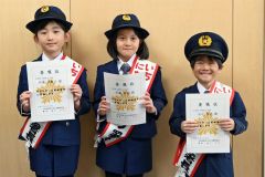 豊似小１年生３人が一日警察署長　特殊詐欺と交通事故防止を呼び掛け