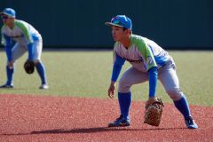 【セガサミーーＨｏｎｄａ熊本】五回に代走で出場し六回から一塁の守備に入るセガサミーの宮浦柚基（右、川崎・等々力球場）