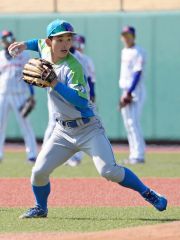 【セガサミーーＨｏｎｄａ熊本】試合前にノックを受けるセガサミーの宮浦柚基（川崎・等々力球場）