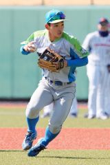【セガサミーーＨｏｎｄａ熊本】試合前にノックを受けるセガサミーの宮浦柚基（川崎・等々力球場）