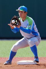 【セガサミーーＨｏｎｄａ熊本】試合前にノックを受けるセガサミーの宮浦柚基（川崎・等々力球場）