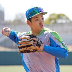 【セガサミーーＨｏｎｄａ熊本】試合前にノックを受けるセガサミーの宮浦柚基（川崎・等々力球場）