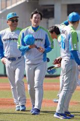 【セガサミーーＨｏｎｄａ熊本】セガサミーの投手陣をコーチとして支える陶久亮太（中央、川崎・等々力球場）