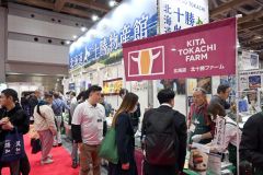 多くの人でにぎわう「北海道十勝物産館」ブース