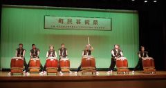 約６０人の出演者が多彩な芸を繰り広げた