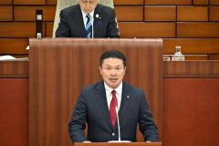 所信表明演説を行う辻町長