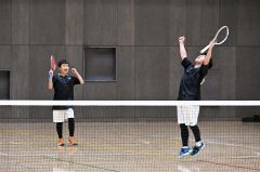 【男子決勝】ボレーを決め、雄たけびを上げる（左から）小笠原汰一・小栗匡平組（札内中）