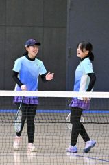 【女子決勝】優勝を決めて喜ぶ（左から）水野姫愛・牧野莉沙組（ｍｏｔｔｏ、音更小）