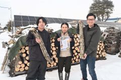 来場を呼び掛ける（右から）川瀬代表、冨山代表、頓所さん