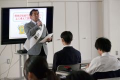 模擬選挙演説する池田高校教諭