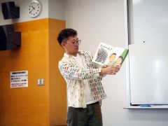 読み聞かせを行う絵本作家のおがわさん
