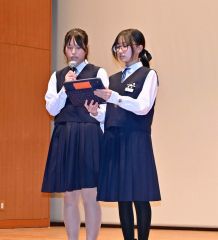 上映会で企画説明を行う（左から）木村さん、最上さん