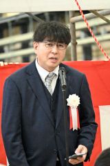 落成記念式であいさつする川西社長