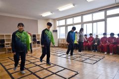 グループに分かれてふまねっとをエンジョイする生徒ら