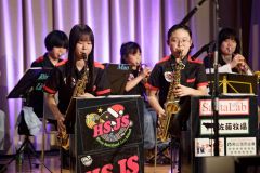 この１年間の活動成果を披露するメンバーら