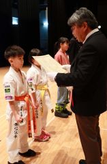 町体育連盟の齊藤会長（右）から表彰状を受け取る受賞者ら