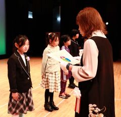 町文化協会の山本会長から表彰状を受け取る受賞者ら