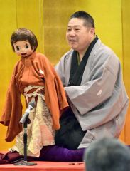 腹話術で民話を披露する笑福亭学光さん