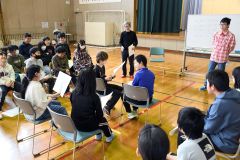 劇作家の平田オリザさん　幕別小児童に演劇ワークショップ
