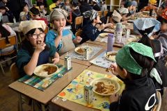 音更高生考案のバターチキンカレー　給食メニューに登場　インデアンとコラボ