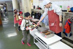 広尾漁協沖合底曳網漁業部会から提供された広尾産マダラの「香りフライ」（広尾小学校）
