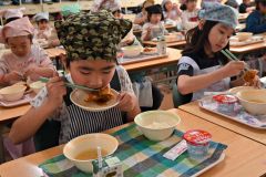 広尾産マダラの「香りフライ」を頬張る子どもたち（広尾小学校）