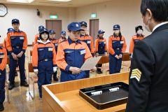 代表あいさつで感謝などを述べる山口さん