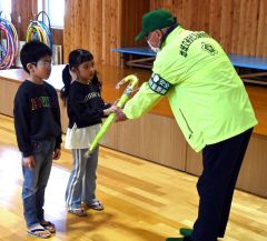 「学童傘」を受け取る認定こども園ひろお保育園の園児たち