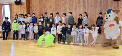 「学童傘」が贈られた認定こども園ひろお保育園の園児たち