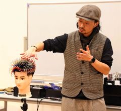 高い技術を駆使して完成させたヘアスタイルを解説する渡利さん
