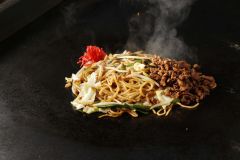 ジンギスカン焼きそば。麺に十勝産小麦「ゆめちから」を使用