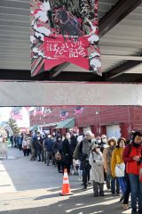 開門前には多くの来場者が列をなした（１４日午前１０時半ごろ）