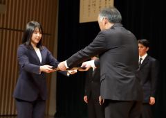 中川教育長から盾を受け取る軍司愛梨さん（左、町提供）