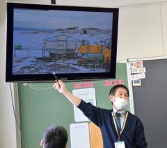日本南極地域観測隊での活動内容を紹介する空井さん