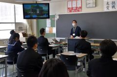 日本南極地域観測隊での活動内容を紹介する空井さん