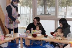 すいとんを味わいながら交流する参加者