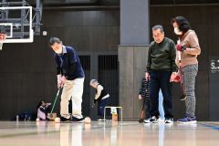 ボールを打つ参加者ら