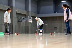 ボールを打つ参加者ら