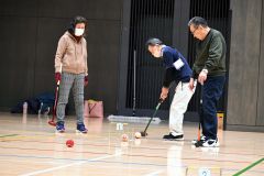 ボールを打つ参加者ら