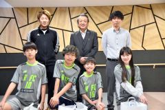 （前列左から）首藤琉生さん、平野弥一斗さん、富田寿汰朗さん、山内朱那主将と（後列左から）渡辺祐一監督、佐々木栄一施設長、しらかば苑の佐藤圭太さん