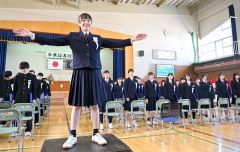 全校生徒の合唱で指揮を執る卒業生（帯広第五、塩原真撮影）
