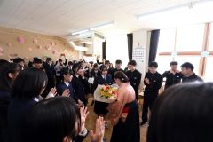 ありがとう　担任の先生に花束を贈り、クラスメート全員で歌をプレゼントした（音更共栄、平栗玲香通信員撮影）