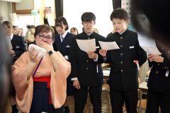 担任の先生を囲んでレミオロメンの３月９日を熱唱し思わず感涙（音更共栄、平栗玲香撮影）